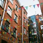vlaggen in straat