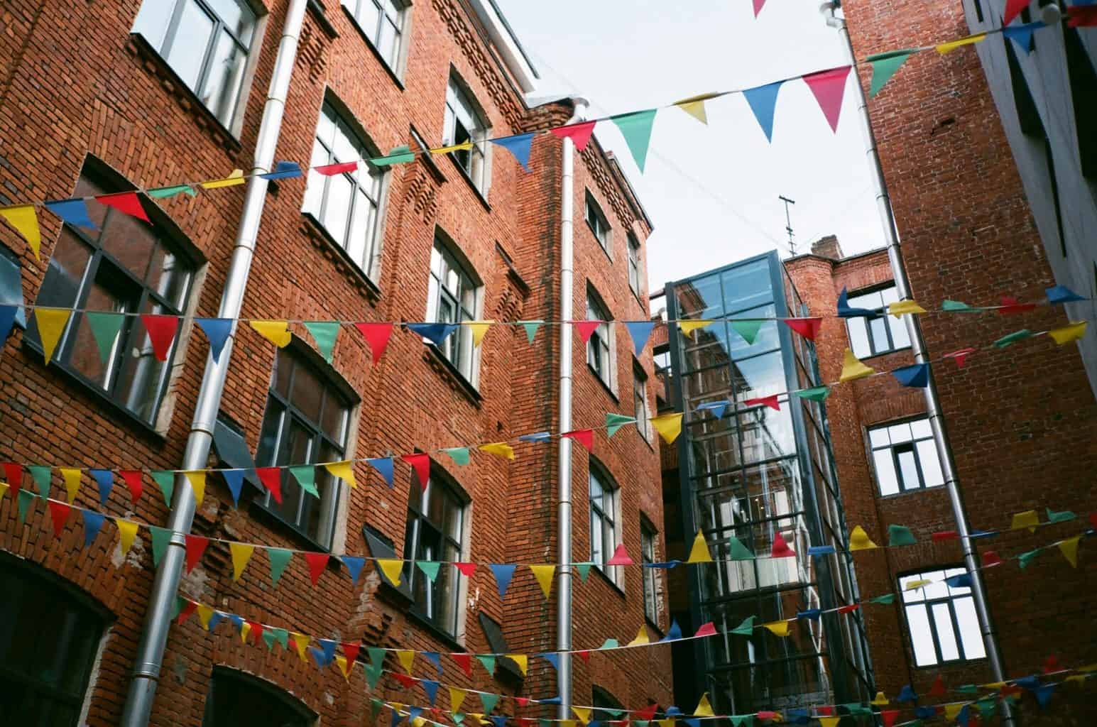 vlaggen in straat