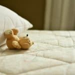 Matras en kussen met een knuffelbeer