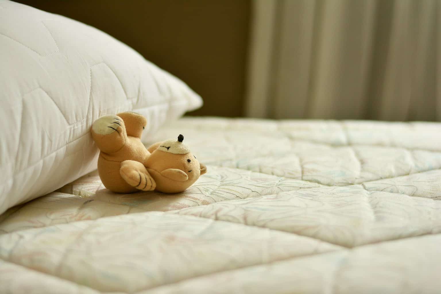 Matras en kussen met een knuffelbeer